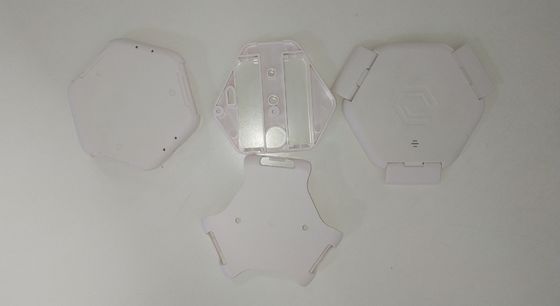 ABS射出成形の装飾的なプラスチック部品を切り分けるレーザー