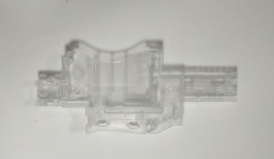 注入によって形成される部品のプラスチック注入型HRC 32を切り分けるレーザー