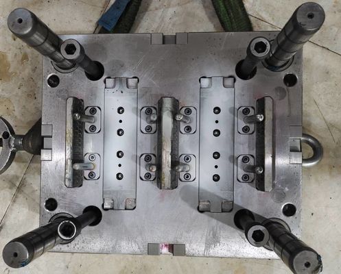 H13 P12 1.2378の習慣プラスチック形成サービス精密射出成形500Kの打撃
