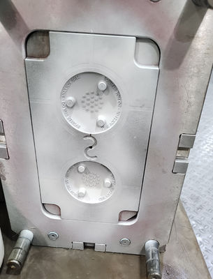 模具を変更し,模具にプラスチック部品をマッチ
