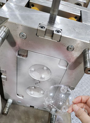 模具を変更し,模具にプラスチック部品をマッチ