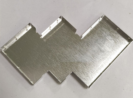 表面を磨いた金属製のCNC加工ハードウェア部品